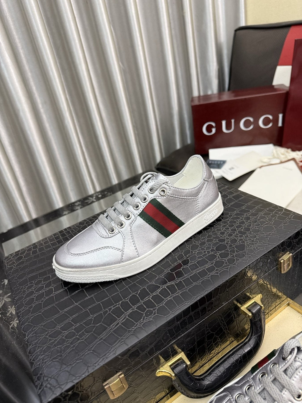 GUCCI Stripe Low-Top Sneakers